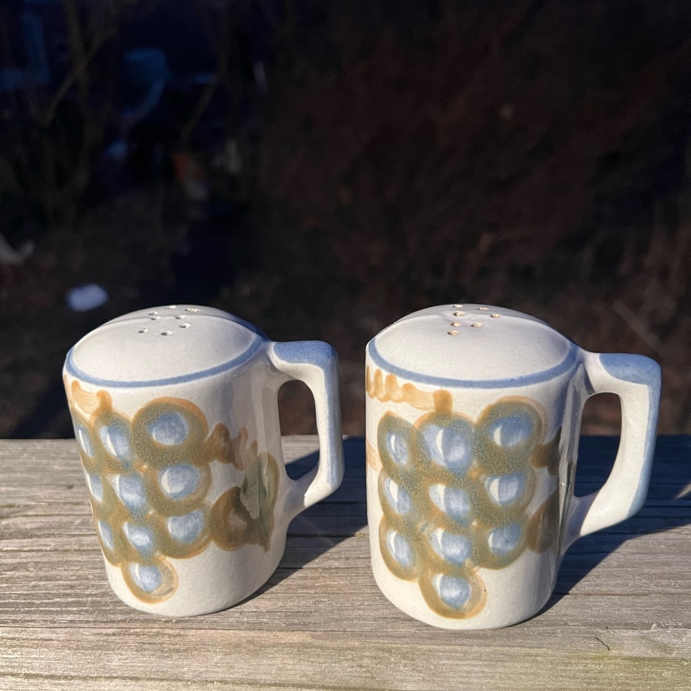 Vintage Louisville Stoneware Grape Salt And Pepper Shakers 3.5” Height Preowned